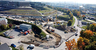 Derzeit werden die Verkehrsanschlüsse an den Schwarz-Projekt-Campus gebaut. Die erste Brücke kommt im Februar.
