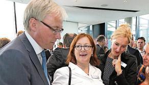 Verleger Tilmann Distelbarth mit (v.li.), Ulrike Hagenbuch (SWR) und Silke Zschäckel (Theater).