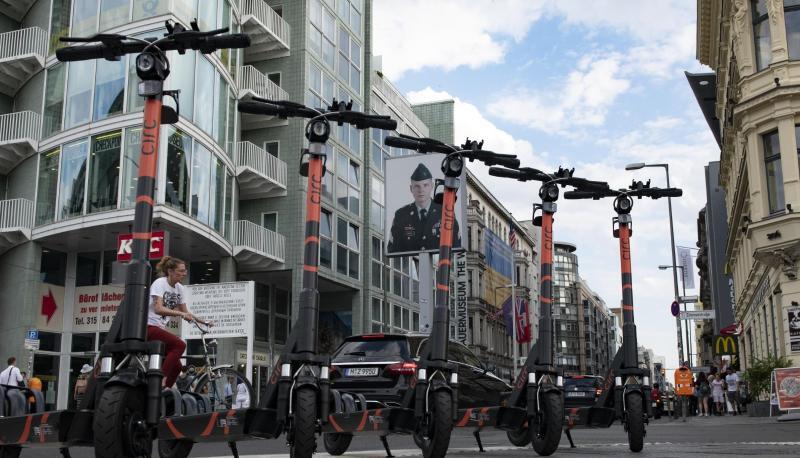 Bestes Testgebiet zum Auftakt: Am von Touristen umlagerten Checkpoint Charlie in Berlin warten E-Tretroller auf die ersten Nutzer.