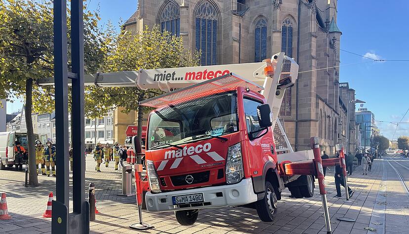 Feuerwehreinsatz am Kiliansplatz nach Hubsteiger-Unfall