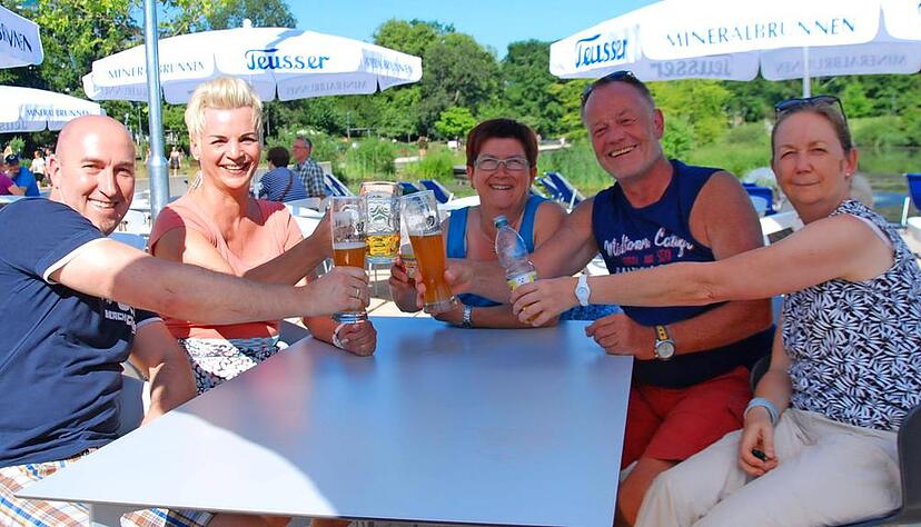 Genie&szlig;en den Nachmittag im neuen Biergarten: Reiner und Sabine Bruhn, Martina und Wolfgang Horstmann und Heidi Fels (von links).Foto: Gabriele Schneider