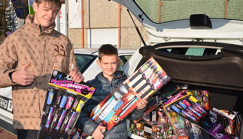 Marco (17) und Daniel (9) freuen sich schon aufs Feuerwerken. Für den Jüngeren ist es sein Hobby schlechthin. Marco (17) und Daniel (9) freuen sich schon aufs Feuerwerken. Für den Jüngeren ist es sein Hobby schlechthin.