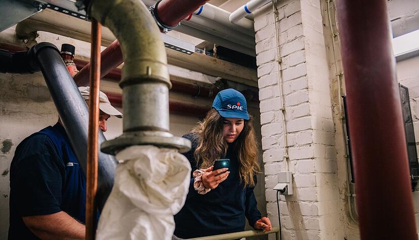 F&auml;llt ein Ger&auml;t aus, muss Objektleiterin Annabella Bolsenk&ouml;tter in der Lage sein, mit dem entsprechenden Experten vor Ort ein technisches Fachgespr&auml;ch f&uuml;hren zu k&ouml;nnen: Hier bespricht sie mit einem Techniker die Reparatur einer defekten Hebeanlage f&uuml;r Abwasser.