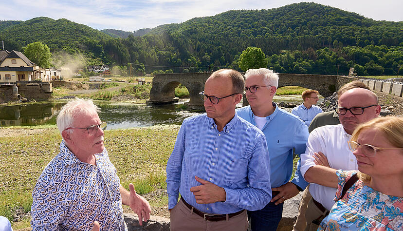 Nach der Hochwasserkatastrophe im Ahrtal 2021 reiste Friedrich Merz in die Region, um mit Betroffenen zu sprechen. Auch der Heilbronner CDU-Abgeordnete Alexander Throm (rechts) war dabei.