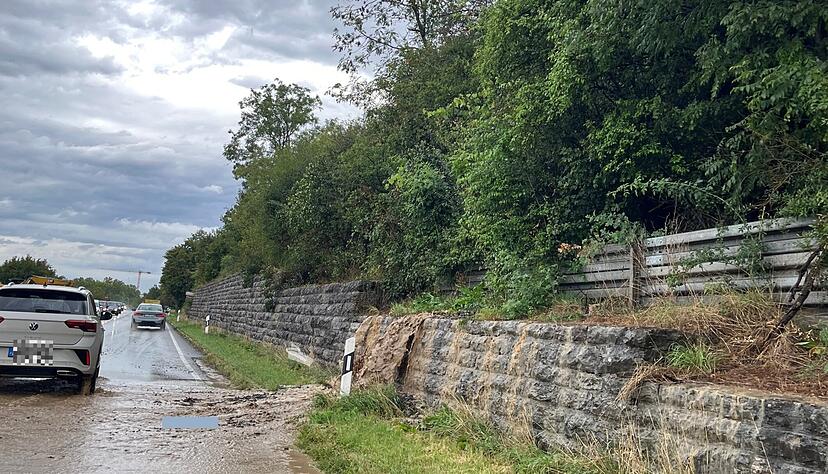 Nach einem kurzen Starkregenschauer ergossen sich die Wassermassen auf die B27 bei Bad Friedrichshall. Nach einem kurzen Starkregenschauer ergossen sich die Wassermassen auf die B27 bei Bad Friedrichshall.
