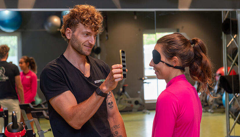 Neuroathletiktrainer Patrick Keicher mit Tennisspielerin Lorena Schädel: Er führt visuelle Übungen mit der Athletin durch, für die sie eine Augenklappe aufsetzt. Neuroathletiktrainer Patrick Keicher mit Tennisspielerin Lorena Schädel: Er führt visuelle Übungen mit der Athletin durch, für die sie eine Augenklappe aufsetzt.