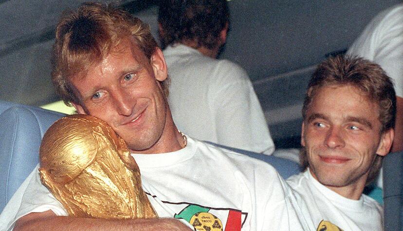 Siegtorsch&uuml;tze Andreas Brehme mit dem WM-Pokal in den Armen (Archivbild)