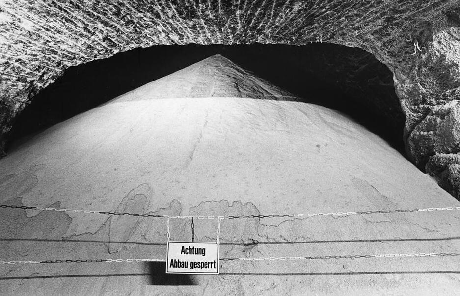 Nachschub gesichert: Ein großer Berg Streusalz lagert im Dezember 1983 in den Stollen des Heilbronner Salzbergwerks.