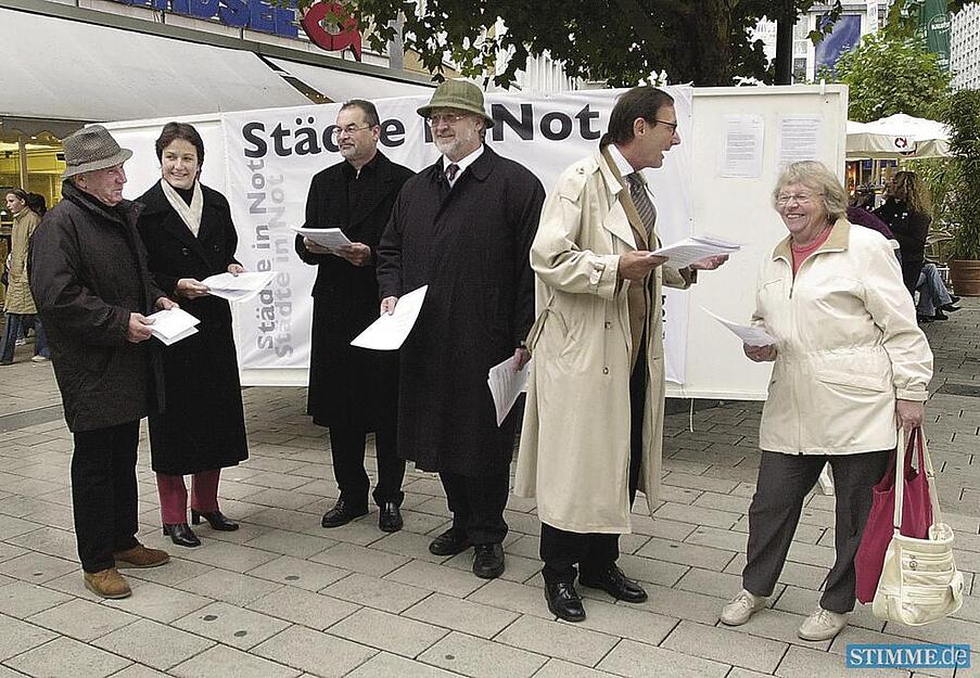 Um auf die finanzielle Krise der Kommunen aufmerksam zu machen, verteilen OB Himmelsbach und seine Dezernenten im November 2003 in der Fleiner Straße den Berliner Appell.