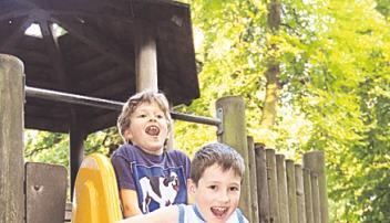 Kinder können sich auf dem großen Spielplatz austoben. Kinder können sich auf dem großen Spielplatz austoben.