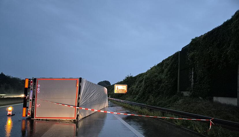 Bei dem Unfall wird Aquaplaning als Ursache angenommen.
