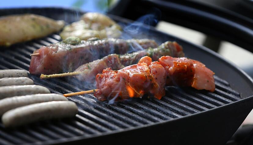 Der entspannte Grillabend endete f&uuml;r f&uuml;nf junge Erwachsene im Krankenhaus. (Symbolbild)