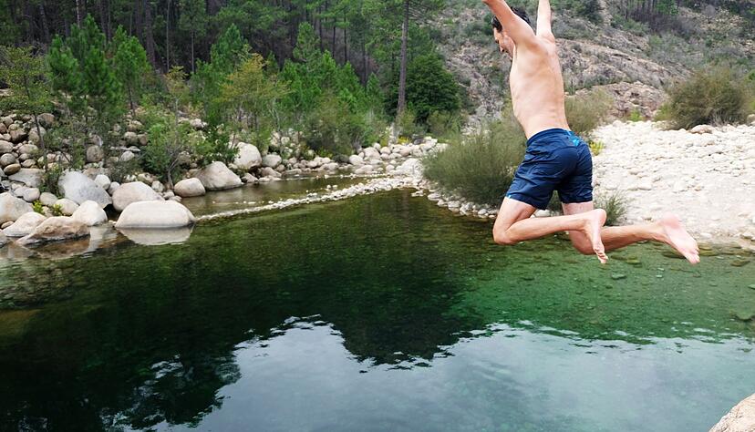 Ab in die Gumpe: An der Solenzara ist der Weg zur ersten Abk&uuml;hlung nicht weit.