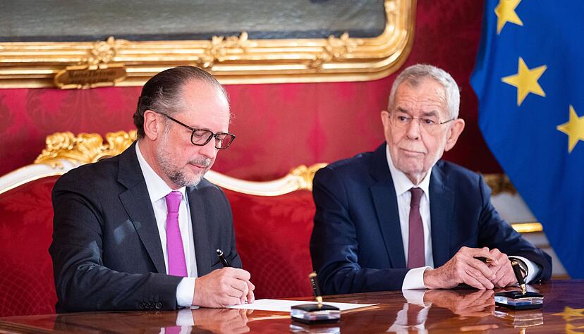 Schallenberg (l.) wurde 2019 Außenminister - und ist damit der dienstälteste Minister im Kabinett. Schallenberg (l.) wurde 2019 Außenminister - und ist damit der dienstälteste Minister im Kabinett.