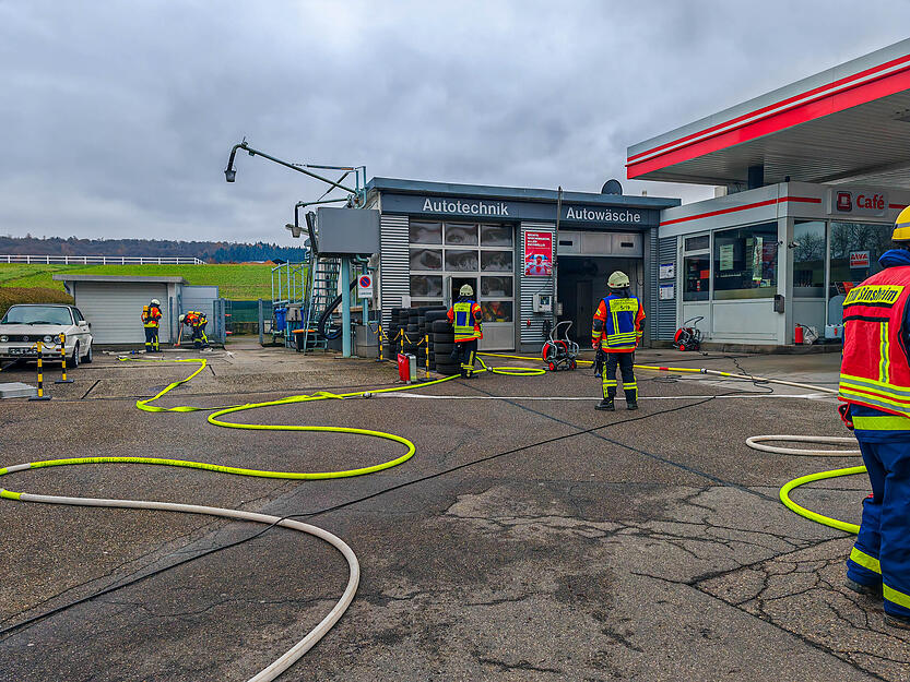 Starker Rauch bei Feuer in Tankstellen-Werkstatt in Sinsheim-D&uuml;hren.