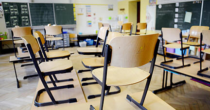 ARCHIV - ILLUSTRATION - 19.03.2014, Nordrhein-Westfalen, Gelsenkirchen: Stühle stehen in einer Schule nach Unterrichtsende auf den Tischen. An Nordrhein-Westfalens Schulen fällt nach Einschätzung von Schulministerin Gebauer (FDP) mindestens jede zwanzigste Unterrichtsstunde ersatzlos aus. «Alles unter fünf Prozent wäre für mich eine positive Überraschung», sagte die Politikerin der «Rheinischen Post» (Freitag). Foto: Caroline Seidel/dpa +++ dpa-Bildfunk +++ | Verwendung weltweit