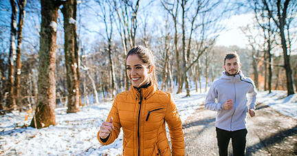 Fit durch den Winter: Sportlich aktive Menschen leiden seltener unter Infekten. Foto: obs/BKK Mobil Oil/GettyImages/dusanpetkovic
