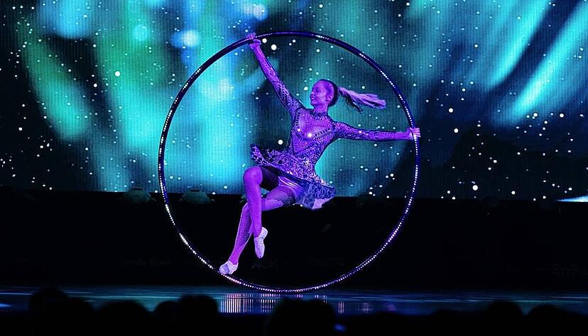 Jennifer Schumacher verzauberte das Publikum mit ihrer Darbietung mit dem Cyr-Wheel. Der Ring war mit LED-Technik beleuchtet. Jennifer Schumacher verzauberte das Publikum mit ihrer Darbietung mit dem Cyr-Wheel. Der Ring war mit LED-Technik beleuchtet.
