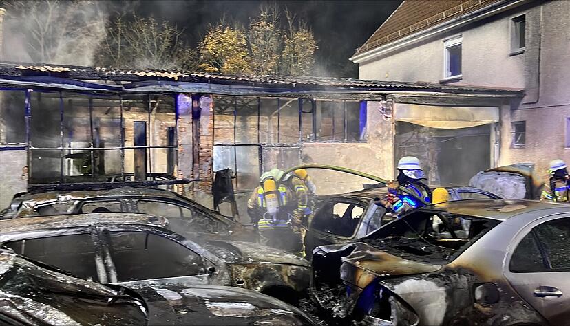 Der Brand in einer Autowerkstatt in Brackenheim verursacht große Schäden. Der Brand in einer Autowerkstatt in Brackenheim verursacht große Schäden.