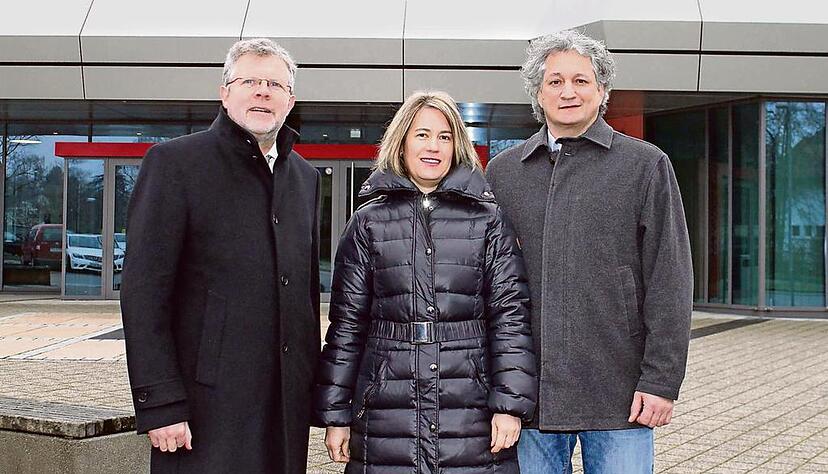 Nach der Vertragsunterzeichnung: BTB-Gesch&auml;ftsf&uuml;hrer Dieter Wohlschlegel (links) mit den n&auml;chsten Kurhaus-Gastronomen Martha und Michael G&uuml;thlein.Foto: Simon Gajer