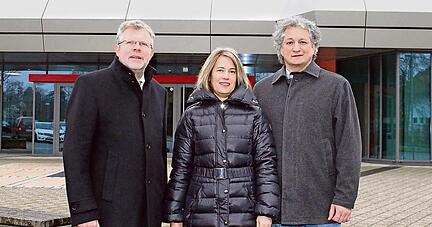 Nach der Vertragsunterzeichnung: BTB-Gesch&auml;ftsf&uuml;hrer Dieter Wohlschlegel (links) mit den n&auml;chsten Kurhaus-Gastronomen Martha und Michael G&uuml;thlein.Foto: Simon Gajer