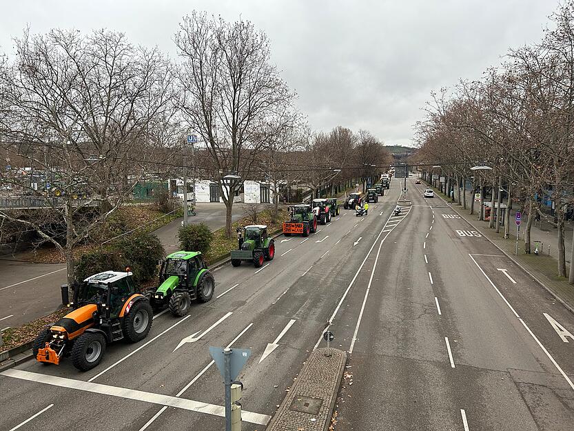 Bauernprotest in Stuttgart  – Hunderte Traktoren blockieren Verkehr auf B10