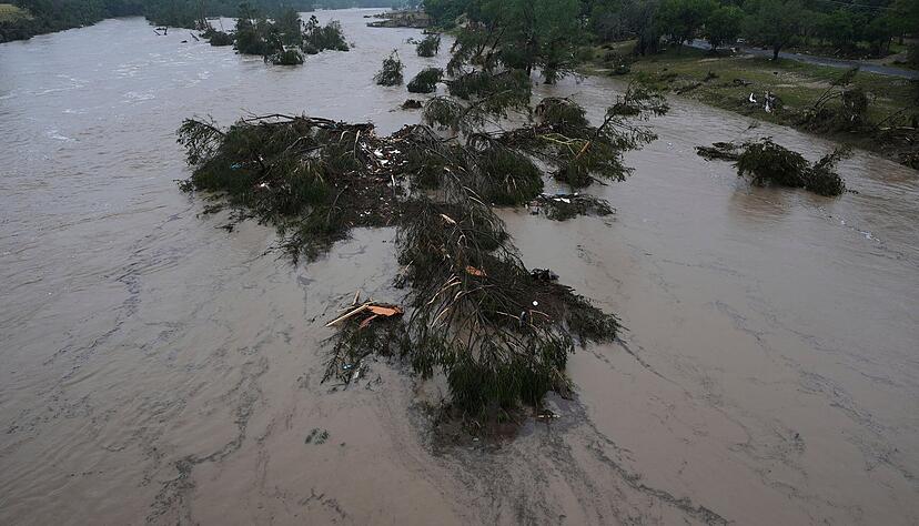 Der rei&szlig;ende Guadalupe River hinterl&auml;sst in Kerrville, Texas, umgest&uuml;rzte B&auml;ume und Tr&uuml;mmer.