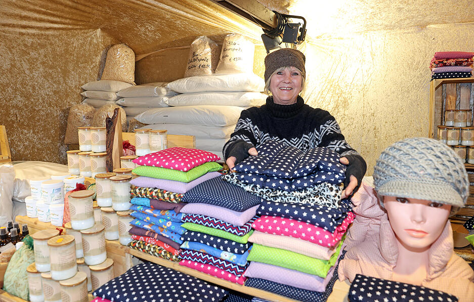 Händler bereiten ihre liebevoll gestalteten Stände für die Besucher vor.