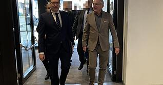 Bundesinnenminister Dobrindt und Landesinnenminister Strobl betreten das Böckinger Bürgerhaus Bundesinnenminister Dobrindt und Landesinnenminister Strobl betreten das Böckinger Bürgerhaus