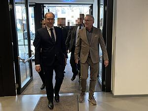 Bundesinnenminister Dobrindt und Landesinnenminister Strobl betreten das B&ouml;ckinger B&uuml;rgerhaus