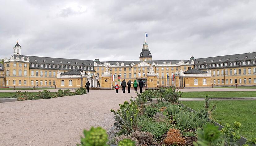 Über Baden und dem Karlsruher Schloss lacht die Sonne an diesem April-Tag nicht. Über Baden und dem Karlsruher Schloss lacht die Sonne an diesem April-Tag nicht.