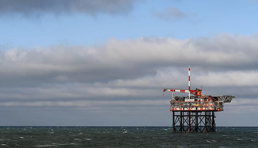 Von dieser Bohrplattform soll in der Nordsee vor Borkum nach Gas gebohrt werden. (Archivbild)