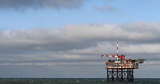 Von dieser Bohrplattform soll in der Nordsee vor Borkum nach Gas gebohrt werden. (Archivbild)