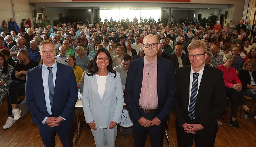 Die vier Kandidaten Marcel Koppe, Kristin Walter, Markus Schmitt und Andreas Insam (v.l.) stellen sich vor vollbesetzter Halle den Fragen der Journalisten.