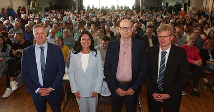 Die vier Kandidaten Marcel Koppe, Kristin Walter, Markus Schmitt und Andreas Insam (v.l.) stellen sich vor vollbesetzter Halle den Fragen der Journalisten.