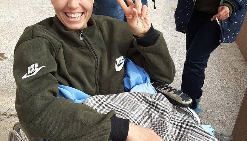 Lea Bunse am Dienstag, 11. Februar, ist erstmals w&auml;hrend ihres Krankenhausaufenthalts im Freien. Sie sitzt in einem Rollstuhl.