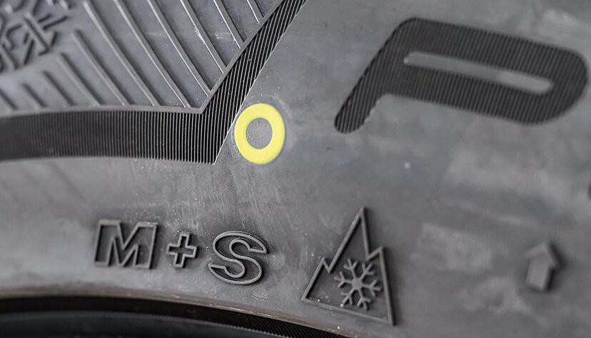Das Alpine-Symbol mit Schneeflocke kennzeichnet offiziell anerkannte Winterreifen: Die M+S-Markierung allein reicht seit Oktober 2024 nicht mehr aus. Das Alpine-Symbol mit Schneeflocke kennzeichnet offiziell anerkannte Winterreifen: Die M+S-Markierung allein reicht seit Oktober 2024 nicht mehr aus.