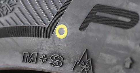 Das Alpine-Symbol mit Schneeflocke kennzeichnet offiziell anerkannte Winterreifen: Die M+S-Markierung allein reicht seit Oktober 2024 nicht mehr aus.