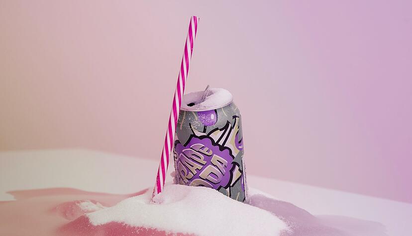 Zuckerhaltige Getränke belasten die Nieren: Fruchtzucker aus Softdrinks und Fertigprodukten kann langfristig Nierenschäden fördern. Zuckerhaltige Getränke belasten die Nieren: Fruchtzucker aus Softdrinks und Fertigprodukten kann langfristig Nierenschäden fördern.