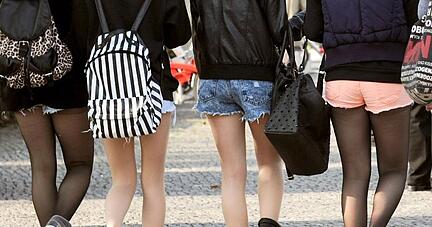 An einer Schule in Baden-W&uuml;rttemberg wird zu offenherzige Kleidung - wie zum Beispiel Hotpants - k&uuml;nftig geahndet. Foto: Ole Spata/Symbolbild