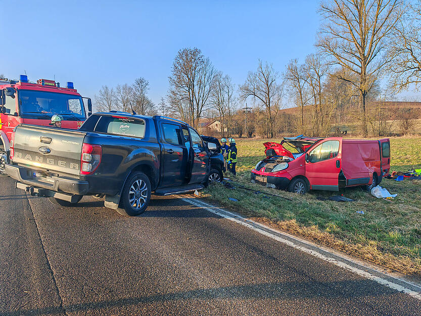 Ein Transporter landete nach dem Aufprall im Graben.