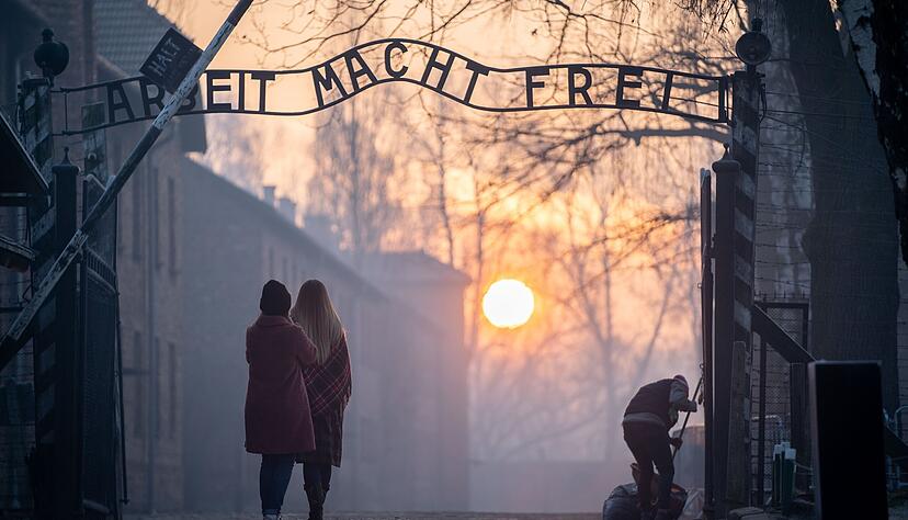 Mehr als zehn Millionen Menschen starben durch die rassistische Ideologie der Nationalsozialisten. Viele starben in Konzentrationslagern wie beispielsweise Auschwitz.