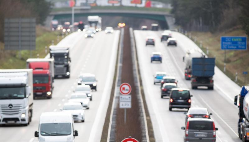 Mindestens den halben Tachostand in Metern lassen Autofahrer zum Vordermann Platz, um im Notfall rechtzeitig anhalten zu k&ouml;nnen.