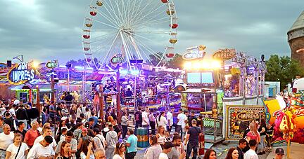 Je später der Abend, desto voller die Gassen: Zum Auftakt-Wochenende fanden nach Angaben der Heilbronn Marketing GmbH über 110 000 Besucher den Weg auf die Theresienwiese, sogar zehn Prozent mehr als in guten Jahren.
Fotos: Ralf Seidel