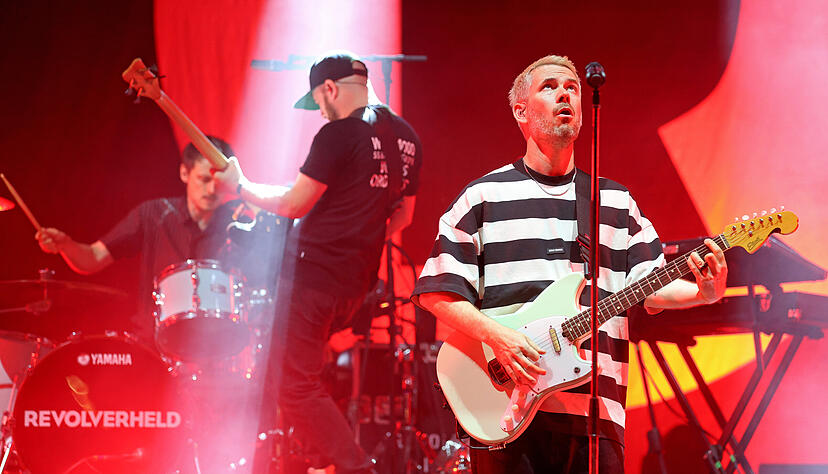 "Wir sind doppelt so gut drauf": Revolverheld-Frontmann Johannes Strate und seine Bandkollegen hatten am Freitag einen langen Tag hinter sich. Foto: Ralf Seidel "Wir sind doppelt so gut drauf": Revolverheld-Frontmann Johannes Strate und seine Bandkollegen hatten am Freitag einen langen Tag hinter sich. Foto: Ralf Seidel