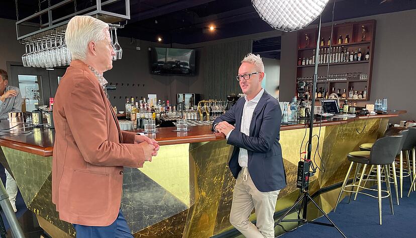 Uwe Ralf Heer (links) im Gespräch mit VfB-Boss Alexander Wehrle.