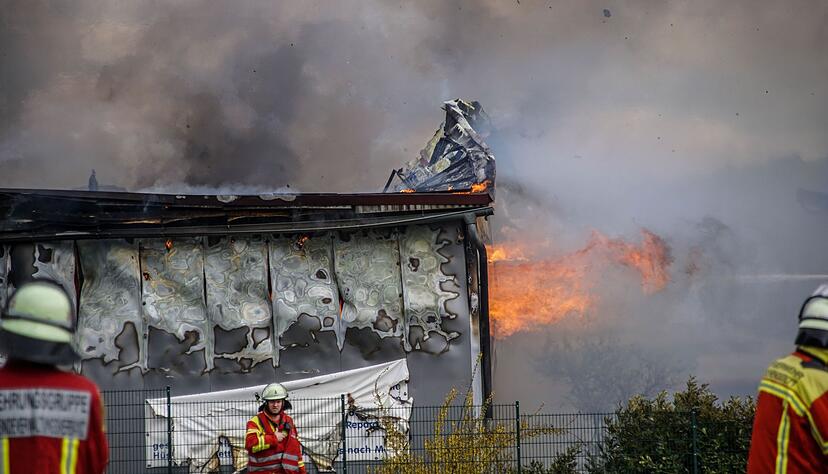 Zu einem Großbrand kam es in einer Schreinerei. Beim Eintreffen der Feuerwehr stand das Gebäude bereits in Vollbrand.