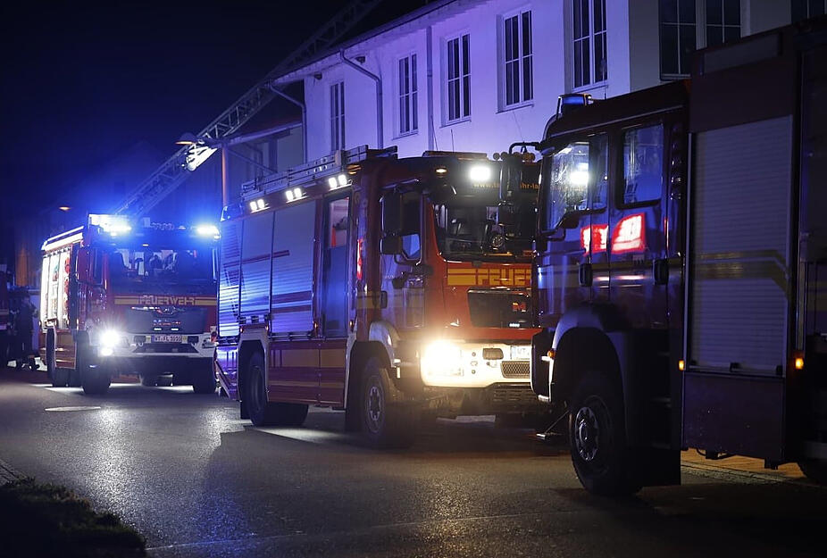 Neben der Feuerwehr waren auch Kräfte des Technischen Hilfswerks sowie Rettungsdienst und Polizei in Lauchringen wegen des eingestürzten Daches am Supermarkt im Einsatz.