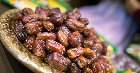 Datteln sind sehr energiereich und lassen sich als s&uuml;&szlig;e Snacks hervorragend mit N&uuml;ssen und Kokosraspeln vermischen.