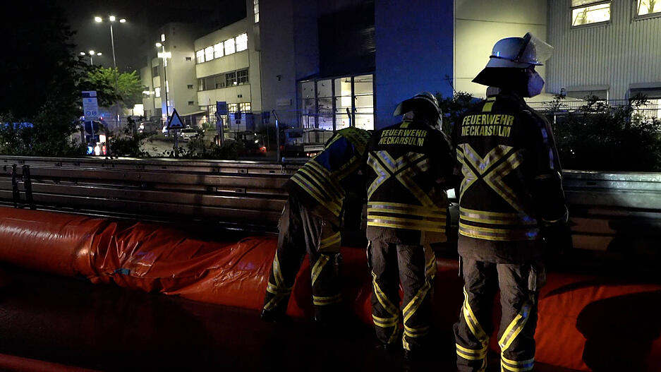 Hochwasser in Neckarsulm - Feuerwehr und technisches Hilfswerk schützen Audi-Werk vor weiterem HochwasserBaden-Württemberg, Neckarsulm, Deutschland  Fotograf: 7aktuell